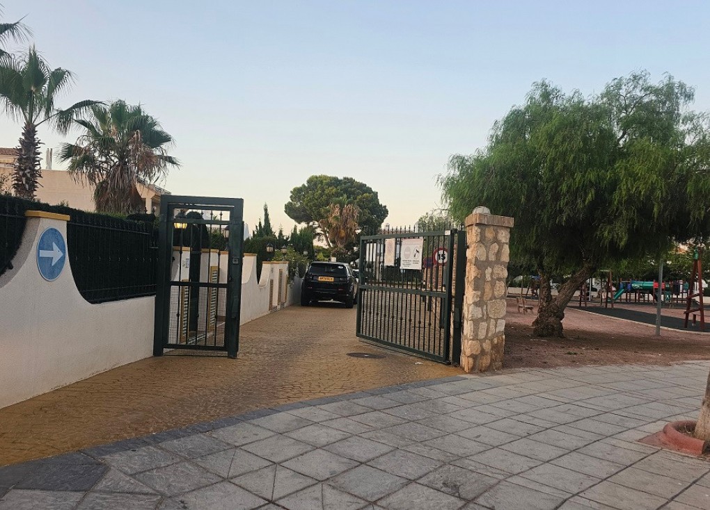 Återförsäljning - Bungalow - Orihuela Costa - Aguamarina