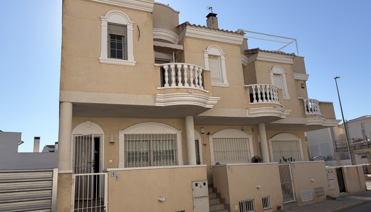 Casa adosada - Reventa - Heredades - Heredades