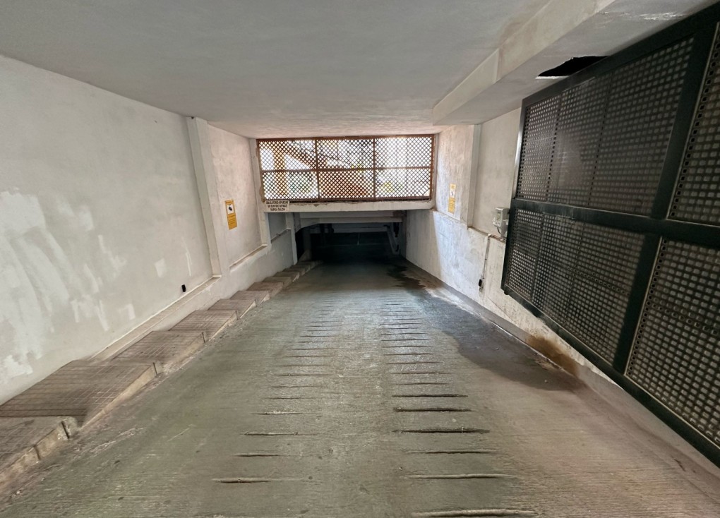 Jälleenmyynti - Autotalli - Port d'Andratx - Andratx