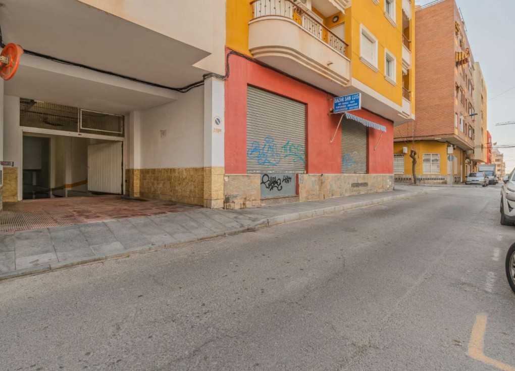 Jälleenmyynti - Autotalli - Torrevieja