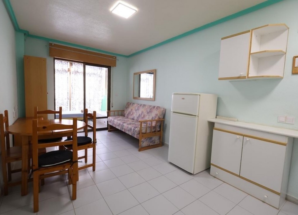 Jälleenmyynti - Yksiö - Torrevieja - La Siesta