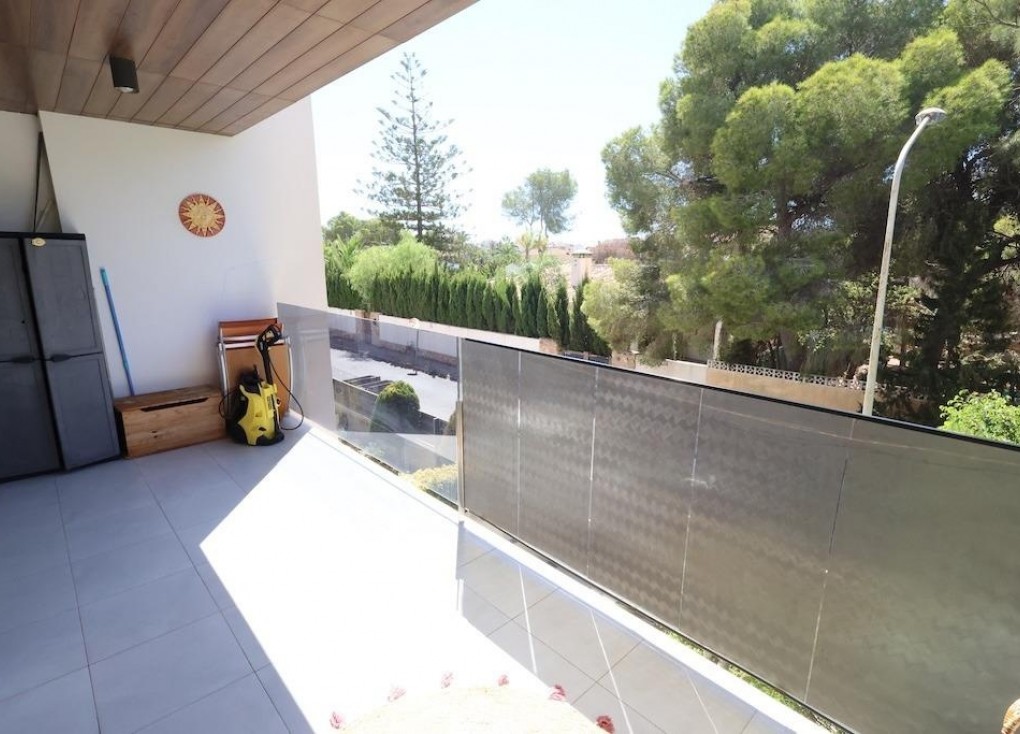 Resale - Apartment - Orihuela Costa - Campoamor