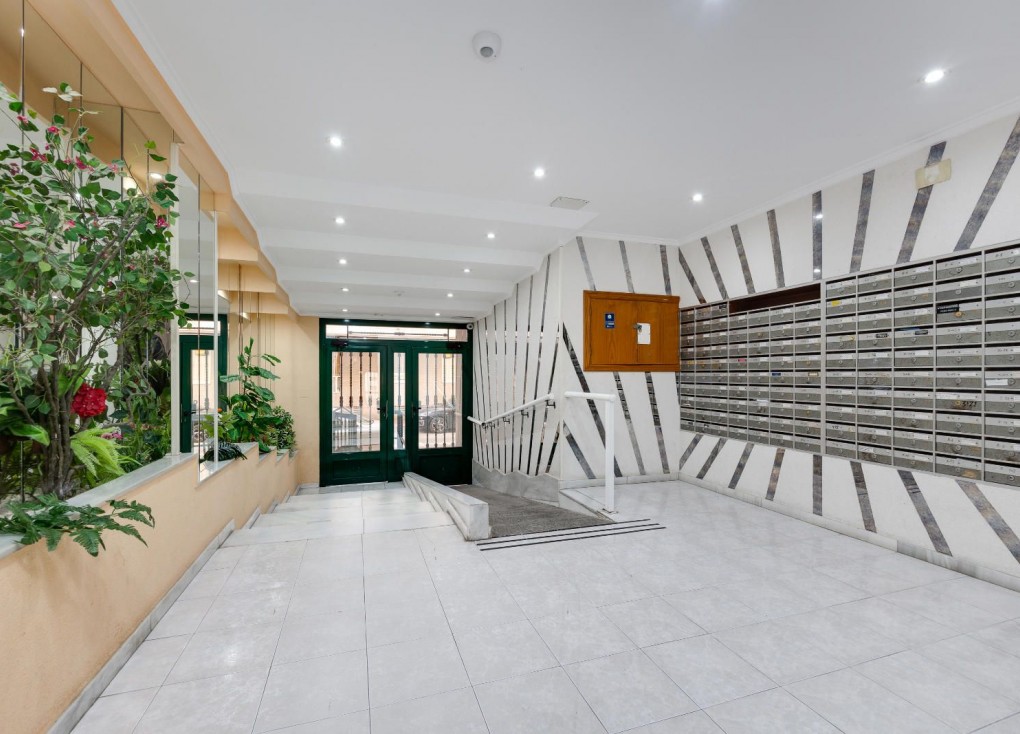 Resale - Apartment - Torrevieja - Acequion