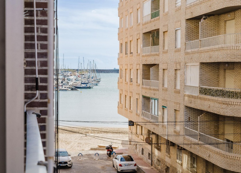 Resale - Apartment - Torrevieja - Acequion