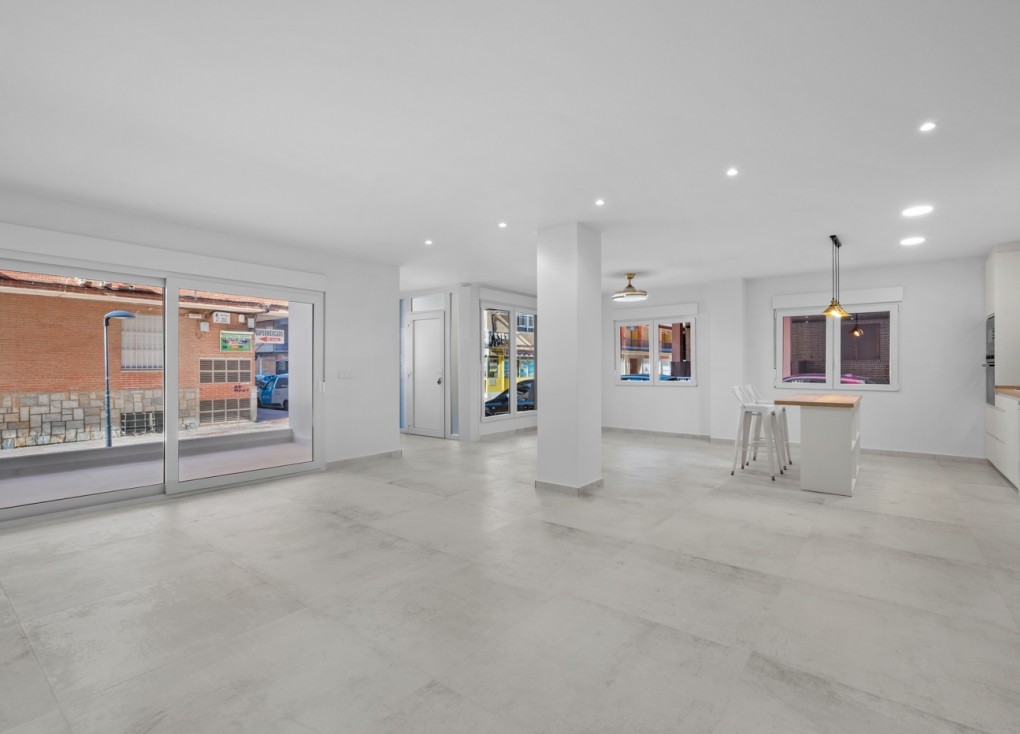 Resale - Apartment - Torrevieja - Acequion