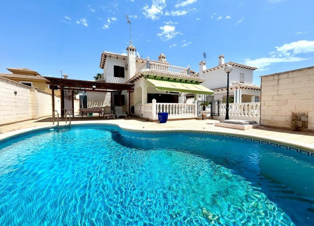 Resale - Chalet - Orihuela Costa - La Zenia