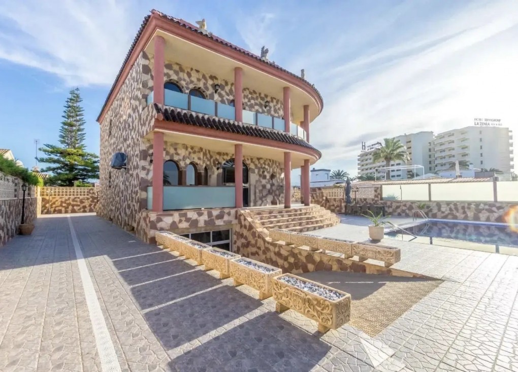 Resale - Chalet - Orihuela Costa - La Zenia
