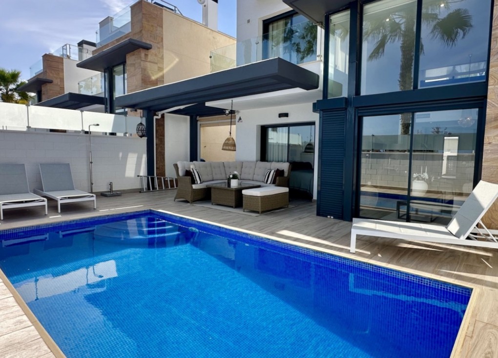 Resale - Chalet - Orihuela Costa - Lomas de Cabo Roig