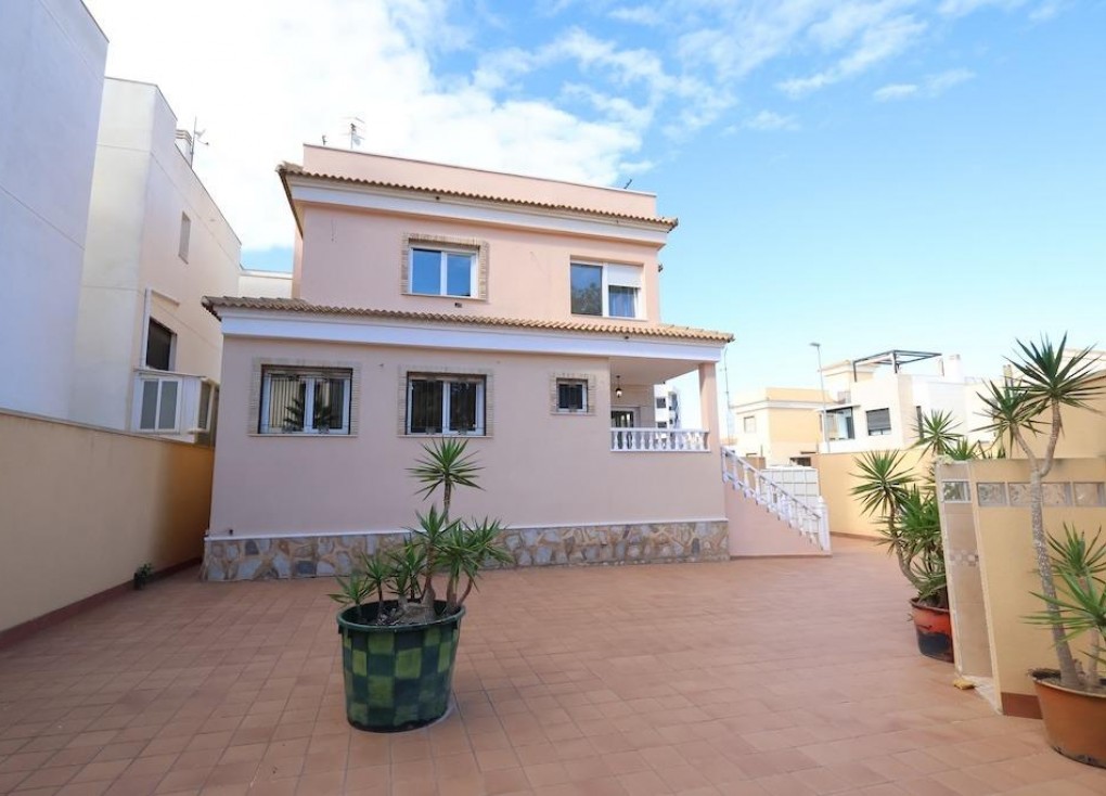 Resale - Chalet - Orihuela Costa - Villamartín