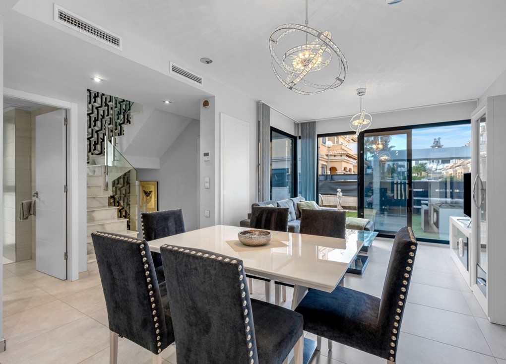 Resale - Chalet - Orihuela Costa