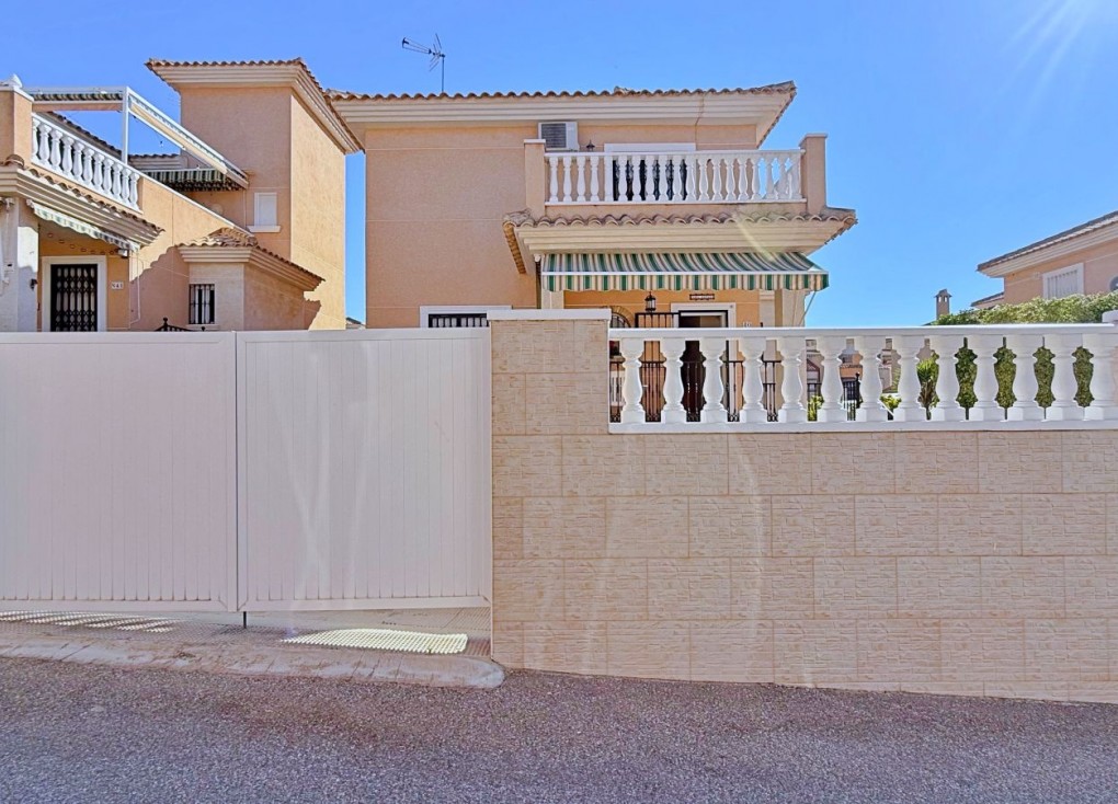Resale - Chalet - Orihuela - Orihuela Costa