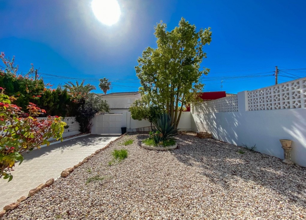 Resale - Chalet - Torrevieja - Aguas Nuevas