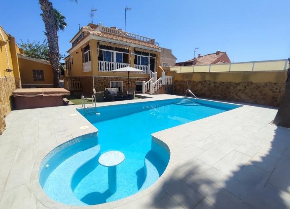 Resale - Chalet - Torrevieja - Aguas Nuevas