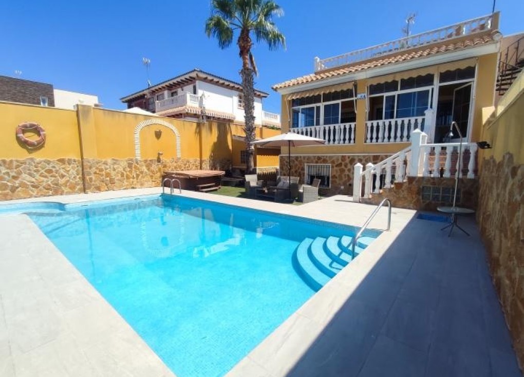 Resale - Chalet - Torrevieja - Aguas Nuevas