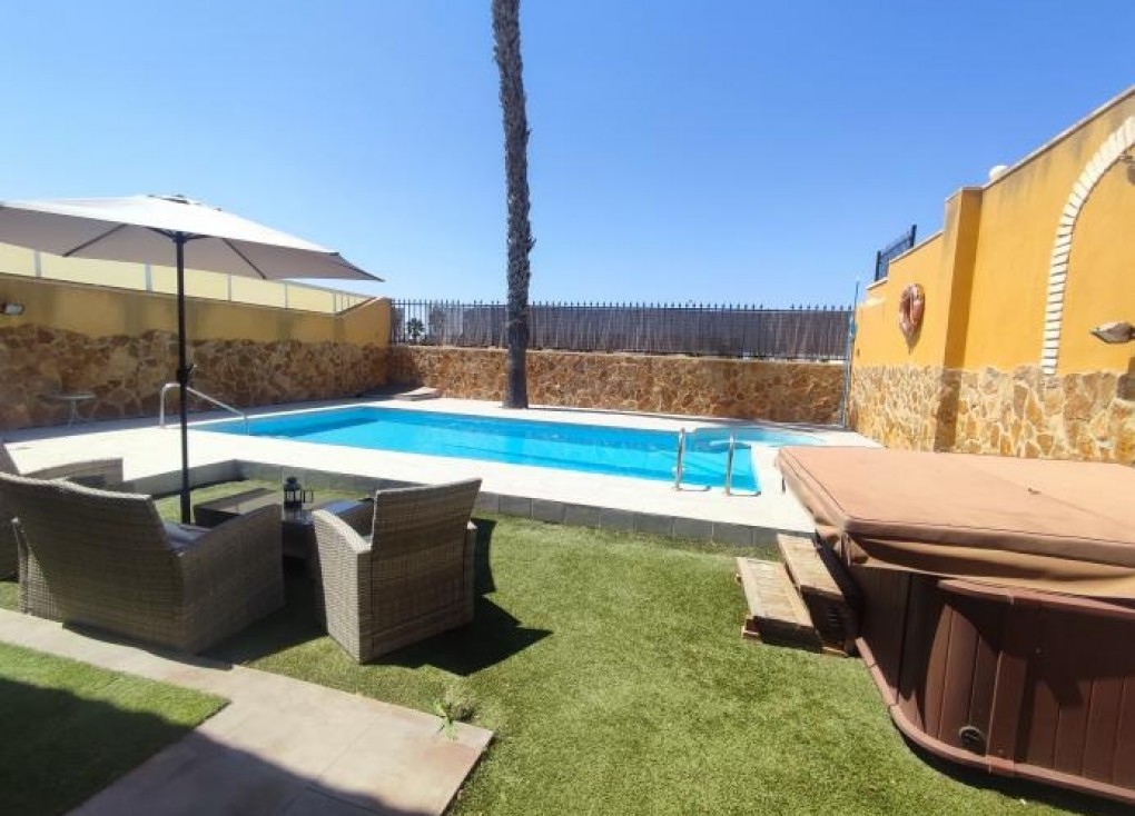 Resale - Chalet - Torrevieja - Aguas Nuevas