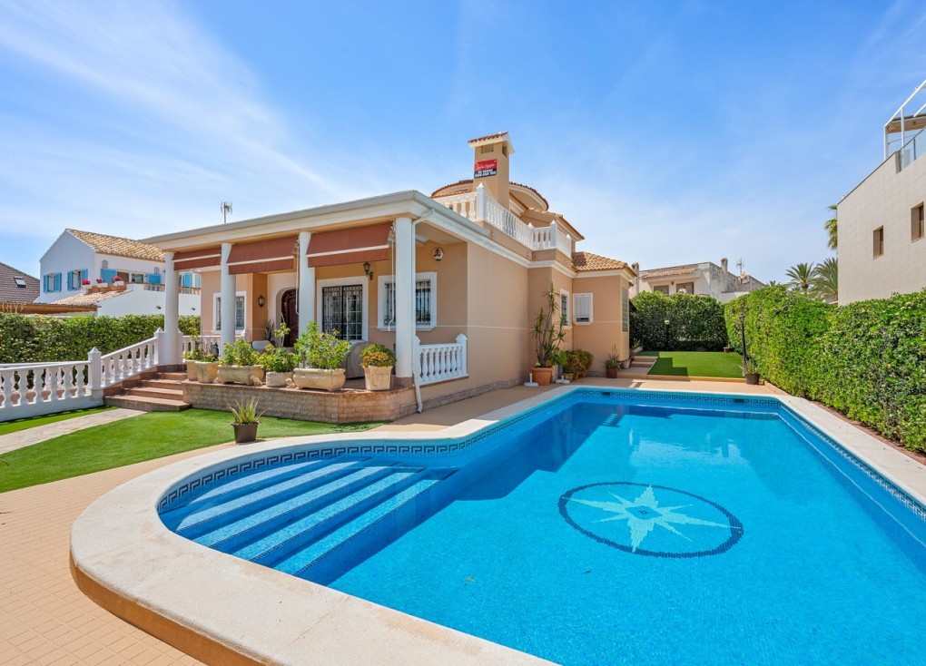 Resale - Chalet - Torrevieja - LA MATA