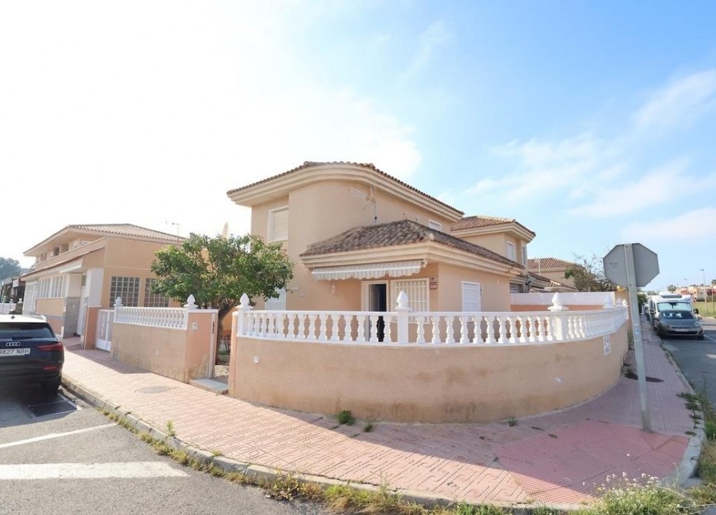 Resale - Chalet - Torrevieja - Los Balcones