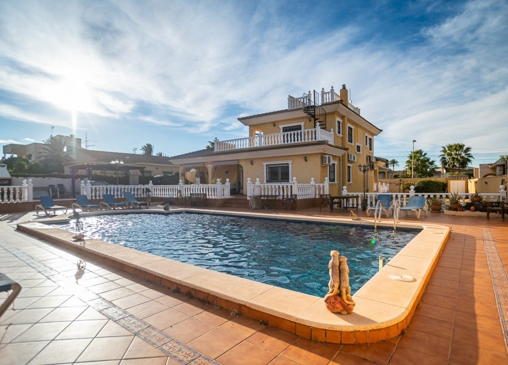 Resale - Chalet - Torrevieja - Los Balcones