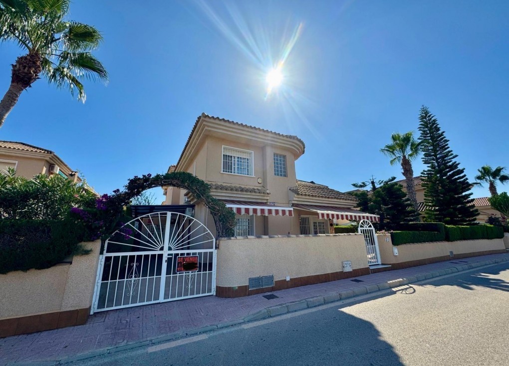 Resale - Chalet - Torrevieja - Punta Prima