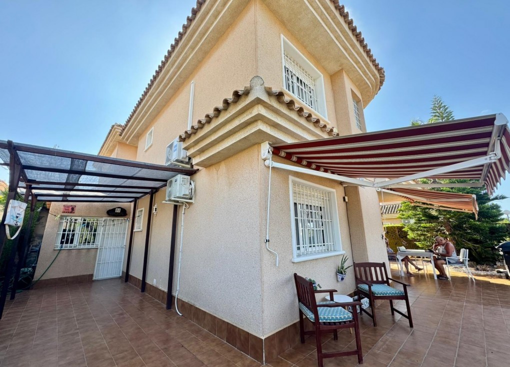 Resale - Chalet - Torrevieja - Punta Prima