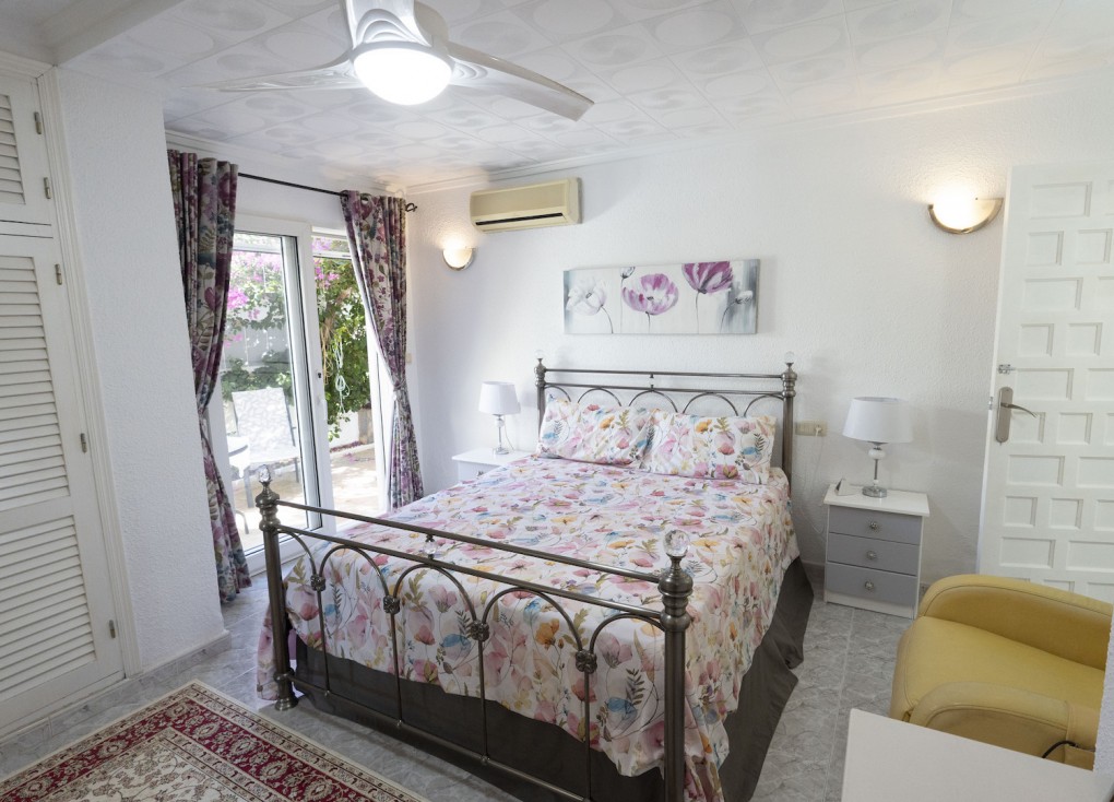 Resale - Chalet - Torrevieja - San Luis