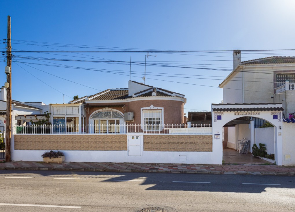 Resale - Chalet - Torrevieja - San Luis