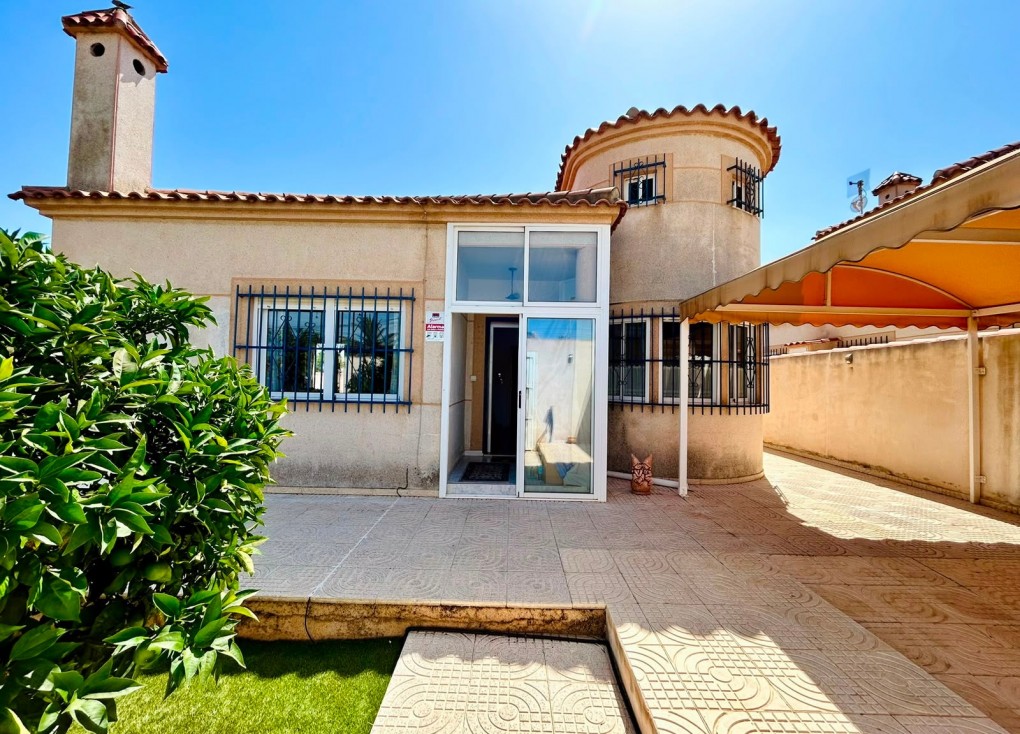 Resale - Chalet - Torrevieja - San Luis