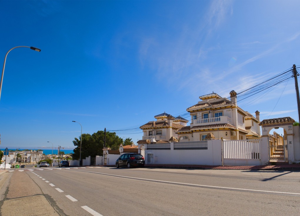 Resale - Chalet - Torrevieja