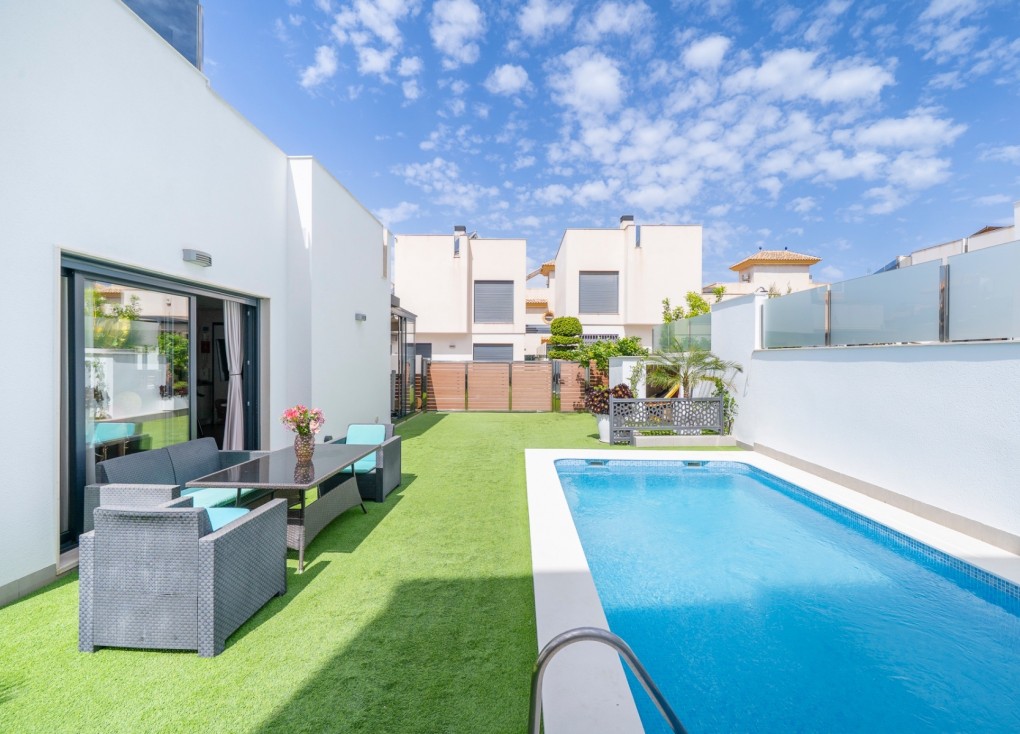 Resale - Chalet - Torrevieja