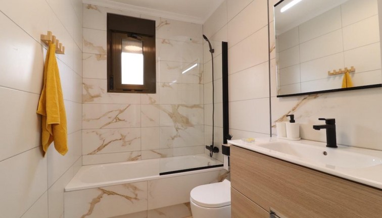 Reventa - Casa adosada - San Miguel de Salinas