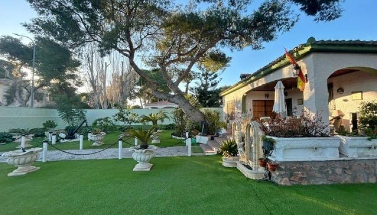 Resale - Chalet - Orihuela Costa - Campoamor