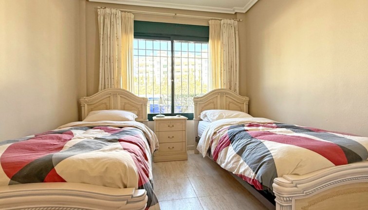 Resale - Apartment - Orihuela Costa - Campoamor