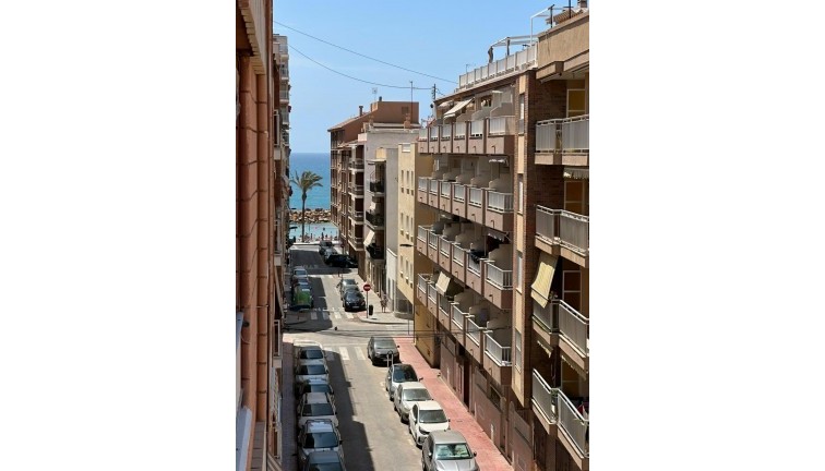 Resale - Apartment - Torrevieja - Paseo maritimo