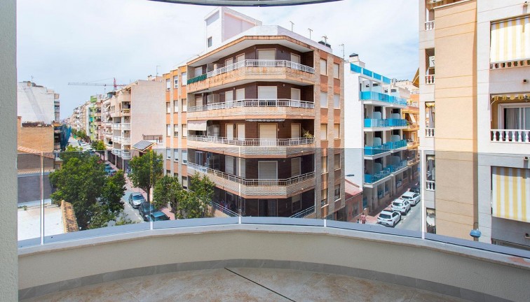 Resale - Apartment - Torrevieja - Paseo maritimo