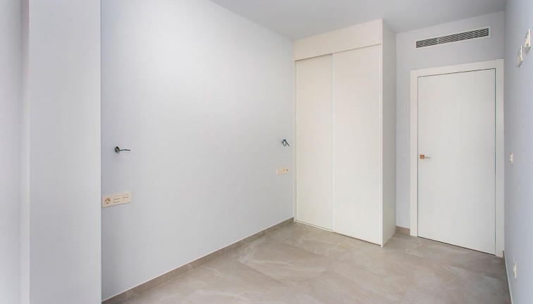 Resale - Apartment - Torrevieja - Paseo maritimo