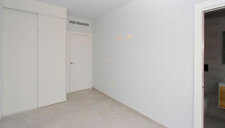 Resale - Apartment - Torrevieja - Paseo maritimo