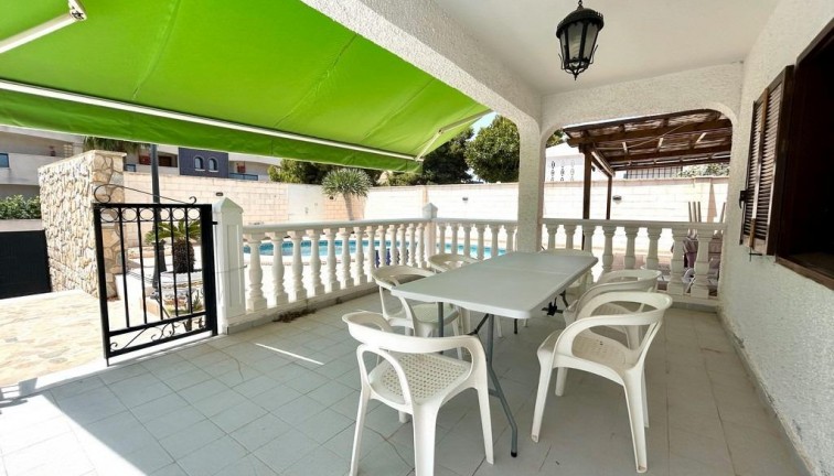 Resale - Chalet - Orihuela Costa - La Zenia