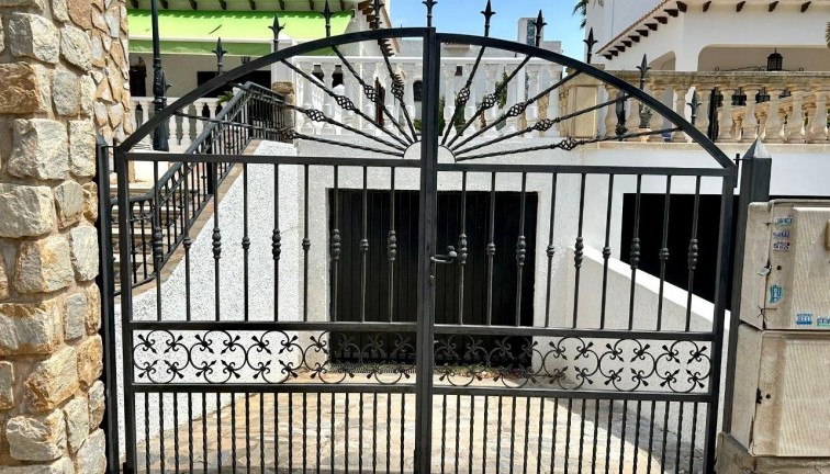 Resale - Chalet - Orihuela Costa - La Zenia