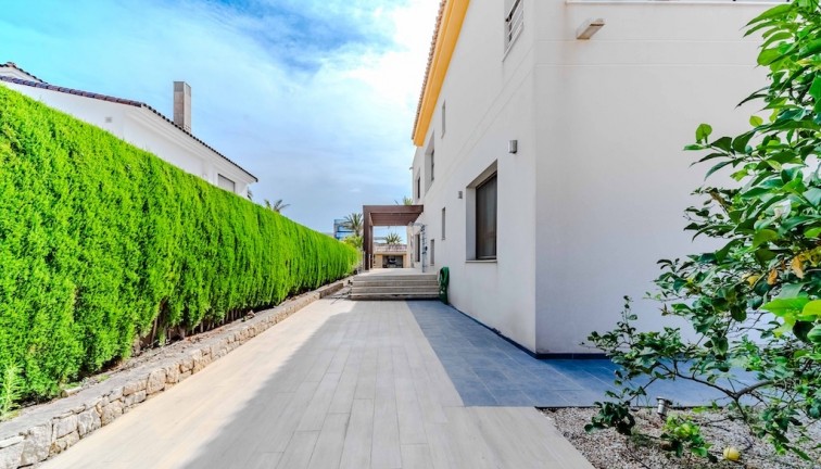 Resale - Chalet - Cabo Roig