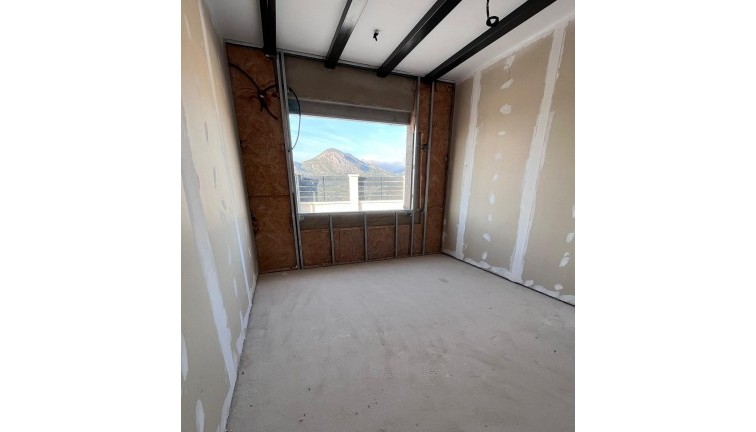 Uudistuotanto - Erillistalo - Penàguila - El Olivar