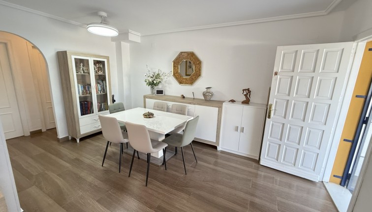 Resale - Chalet - Orihuela Costa - La Zenia