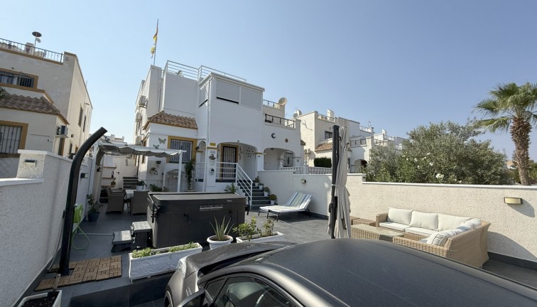 Resale - Chalet - Orihuela Costa - La Zenia