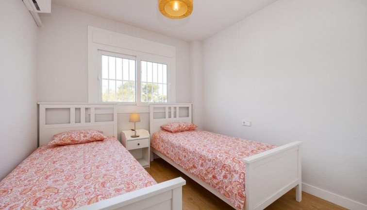 Resale - Apartment - Orihuela Costa - Campoamor