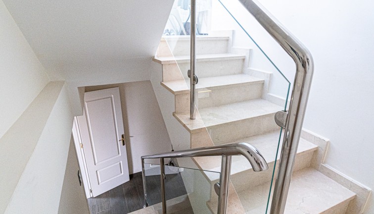 Jälleenmyynti - Erillistalo - La Mata - LA MATA