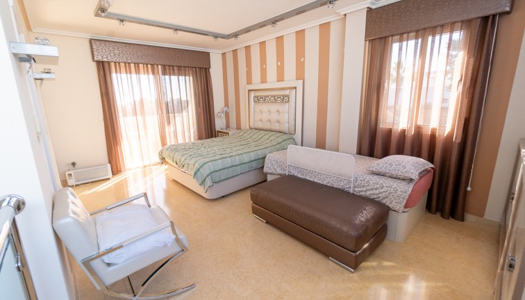 Jälleenmyynti - Erillistalo - La Mata - LA MATA