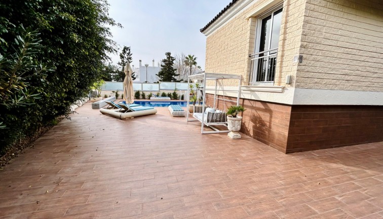 Resale - Chalet - Torrevieja - LA MATA