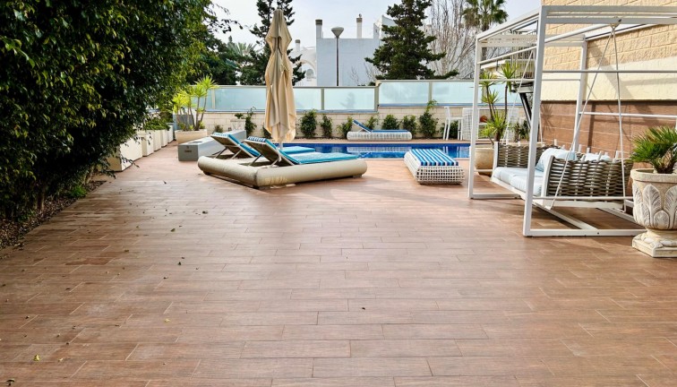 Resale - Chalet - Torrevieja - LA MATA