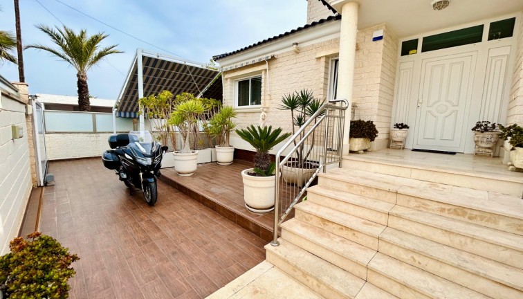 Resale - Chalet - Torrevieja - LA MATA