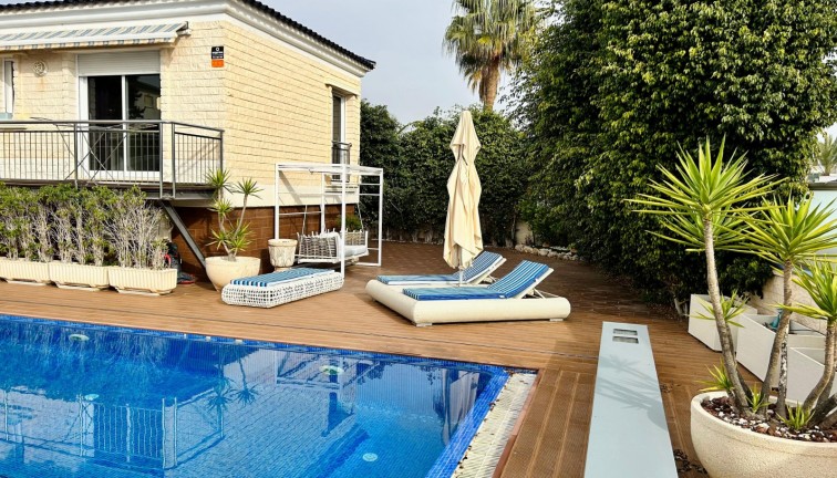 Resale - Chalet - Torrevieja - LA MATA