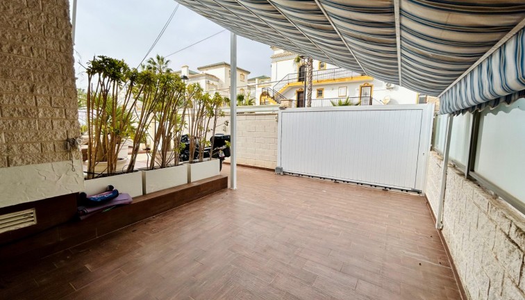Resale - Chalet - Torrevieja - LA MATA